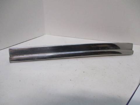 Left exterior windshield A-pillar moulding
