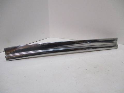 Right exterior windshield A-pillar moulding