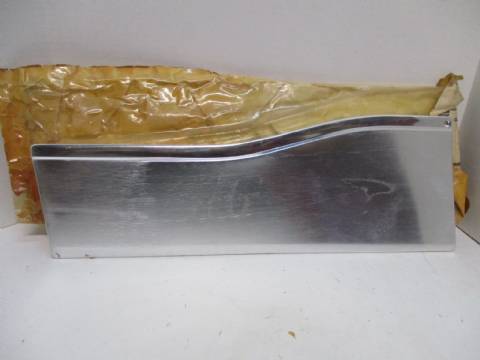 Right door to fender skirt moulding