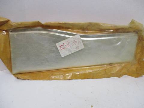 Left door to fender skirt moulding