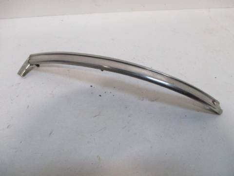 Right bumper outline moulding