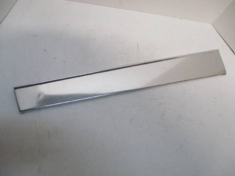 Right lower quarter panel moulding