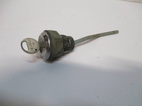 Trunk lock cylinder with key
