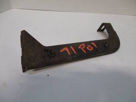 Center of grille mounting bracket