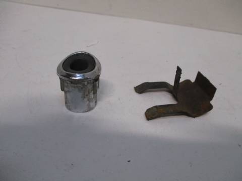 Power antenna bezel with retainer clip