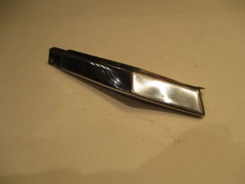 Right front wheel opening moulding extension