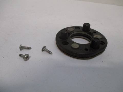 Horn contact with mounting screws