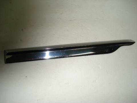 Right front fender moulding
