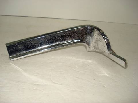 Right moulding above taillight