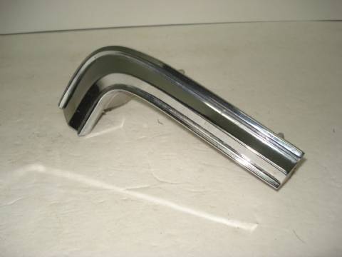 Left outer grille moulding