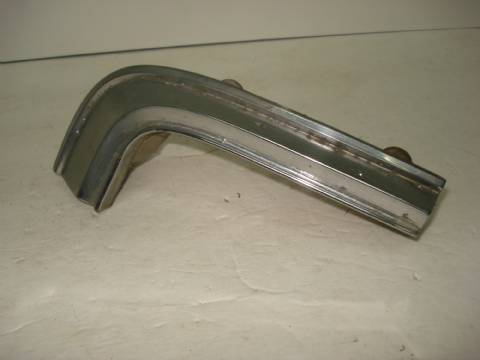 Left outer grille moulding