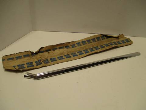 Left fender lower rear moulding