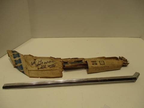 Right fender lower rear moulding