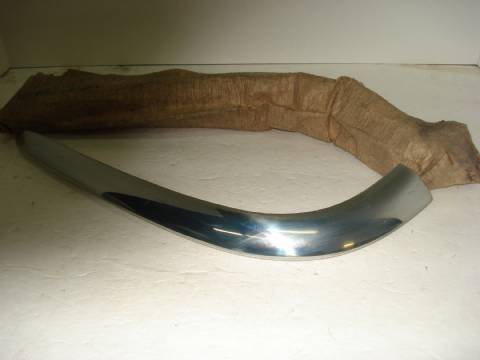 Right fender to grille moulding