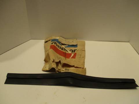 B-pillar moulding seal