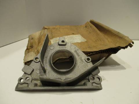 Engine seal retainer