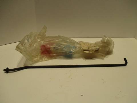 Intermediate park brake cable equalizer hook