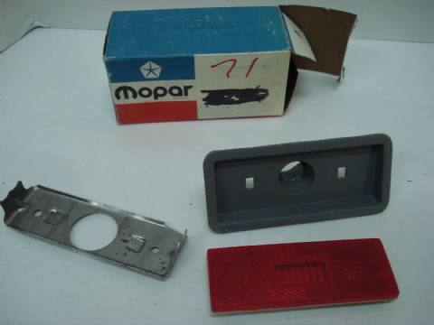 Left front sidemarker lamp assembly