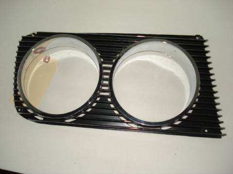 Right headlight bezel