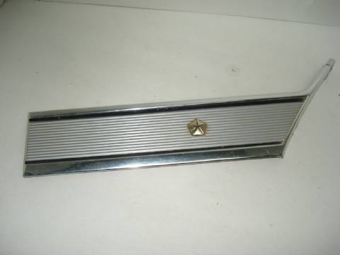 Right front fender moulding