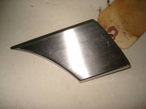 Right quarter panel dog leg moulding