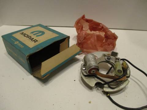 Distributor breaker plate assembly