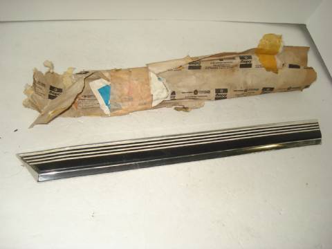 Right front fender moulding and clips