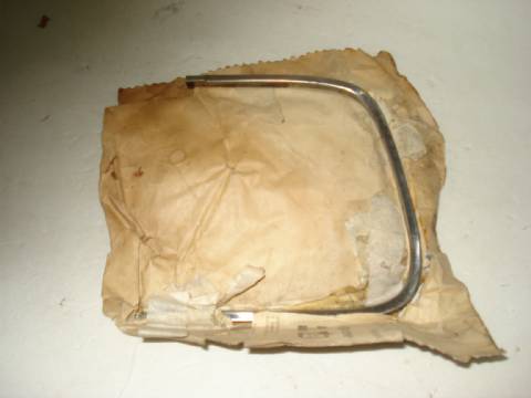 Left outer grille moulding