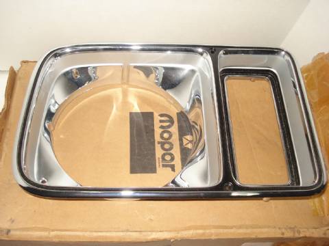 Right headlight bezel