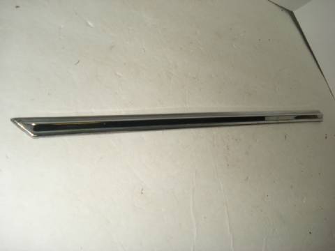 Left front fender moulding