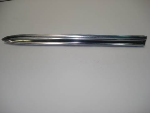 Left front fender lower moulding