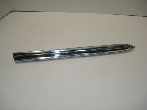 Right front fender lower moulding