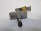 Right windshield wiper pivot